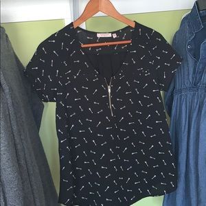 Black tempted shirt with arrows